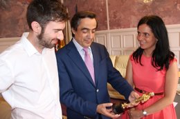 El alcalde con Alberto Labín