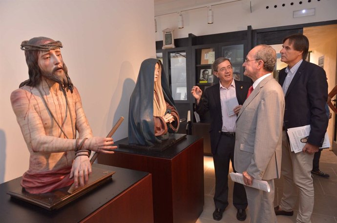 De la Torre visita la exposición de Pedro de Mena en el Museo Revello de Toro