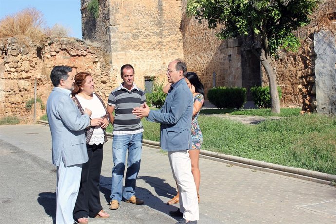 El parlamentario Díaz Trillo en las murallas de Niebla (Huelva).