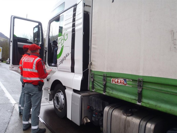 Agentes de la Policía Foral inspeccionan un camión.