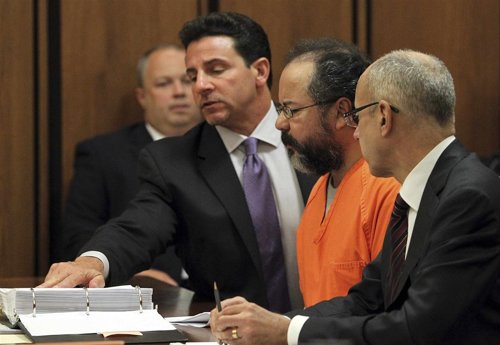 Ariel Castro mientras el juez lee los cargos de secuestro y abuso de tres mujere