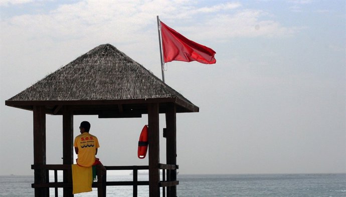 Bandera Roja En La Playa De Algeciras Por Los Vertidos De Gibraltar