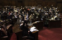 Legisladores uruguayos del partido Frente Amplio votan una proposición para regu