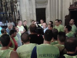 Los trabajadores de Mercasevilla en la Catedral.