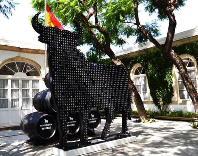 Toro de Osborne cristalizado por Swarovski