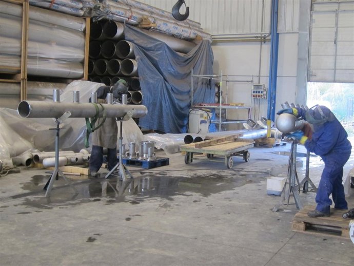 Trabajador en una nave industrial