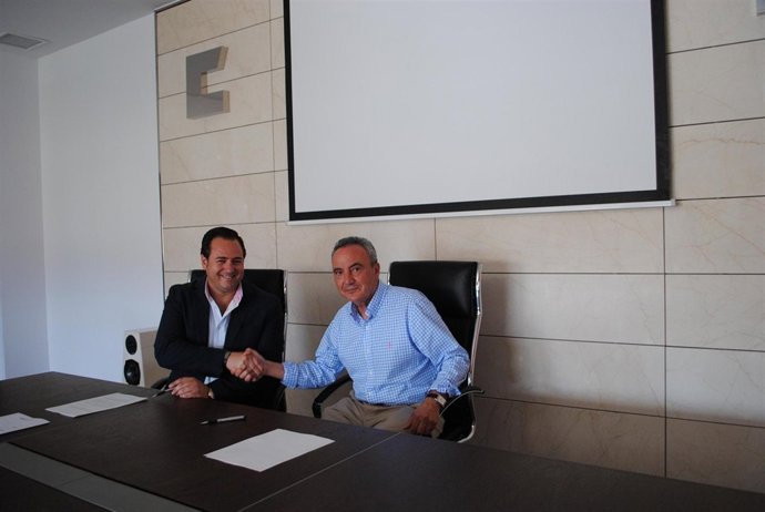 Raúl Martínez y Francisco Martínez Cosentino firman el acuerdo