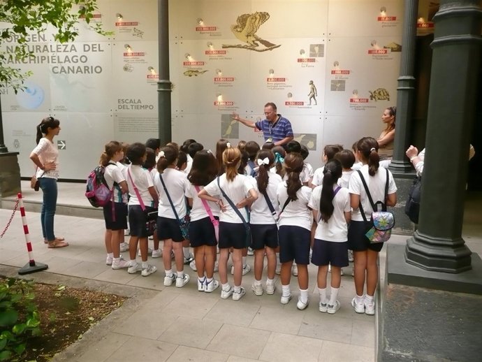 Uno de los voluntarios enseña el Museo de la Naturaleza y el Hombre
