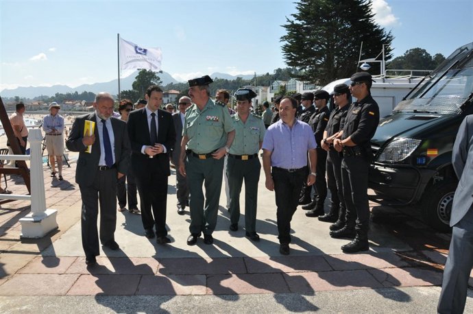 Por la izquierda, Villaverde, Martínez y Bautista, revisan el dispositivo. 