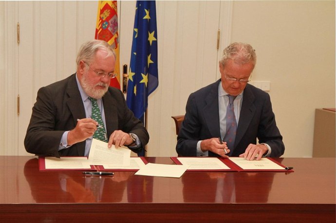  Arias Cañete Y Pedro Morenés Firman Un Acuerdo Sobre El Grupo 43 Del Ejército