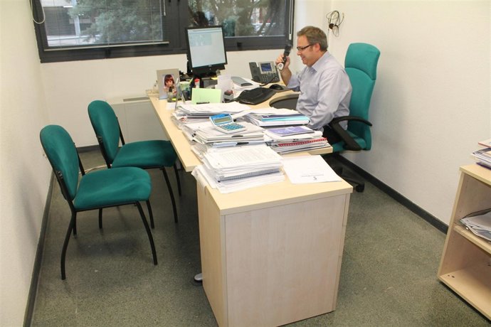 OFICINA, TRABAJADOR, ORDENADOR, PARO