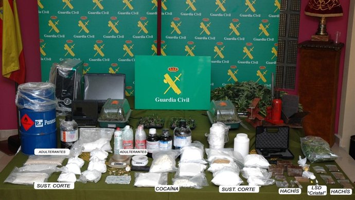 Drogas y material intervenido en la operación