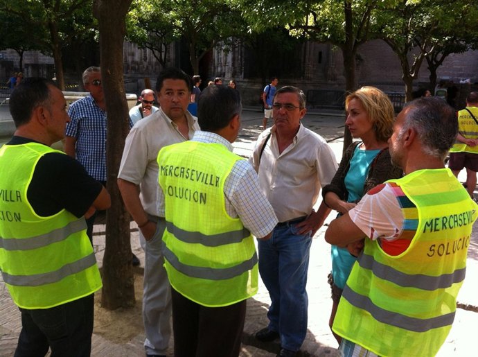 Susana López con los trabajadores de Mercasevilla.