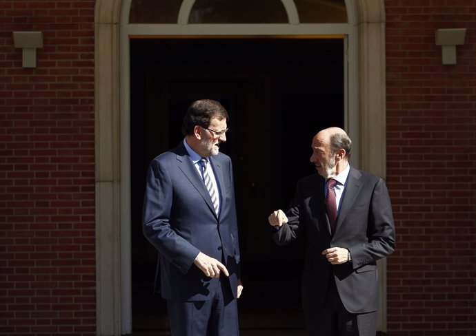 Rajoy recibe a Rubalcaba en la Moncloa para sellar el pacto europeo
