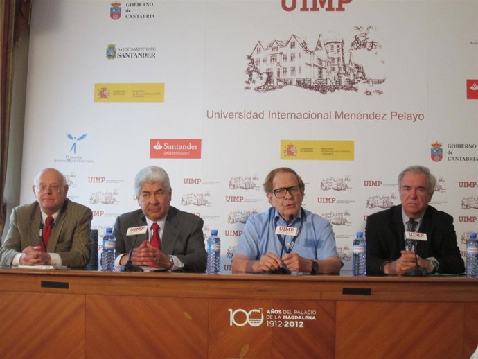 Ramón Tamames en la UIMP acompañado de exembajadores y embajadores