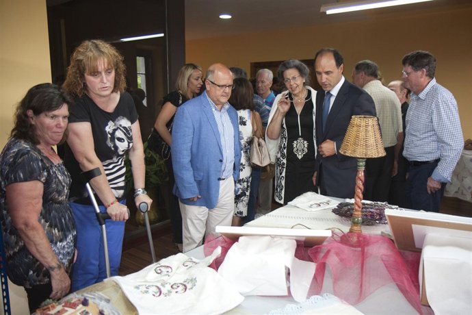 El presidente de Cantabria en el nuevo centro sociocultural de Riotuerto