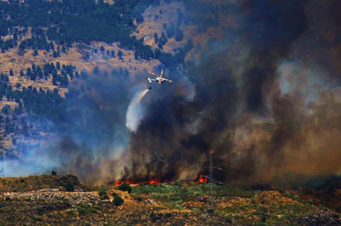Labores de extinción del incendio declarado en la Alpujarra granadina