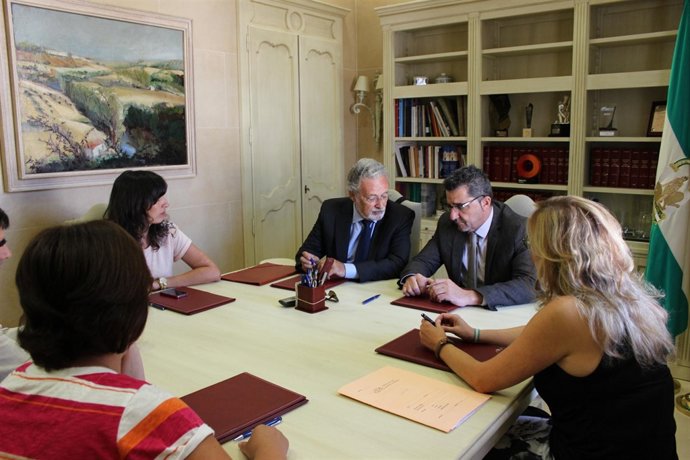 Antonio Gutiérrez Limones, alcalde de Alcalá, y el Defensor del Pueblo Andaluz. 