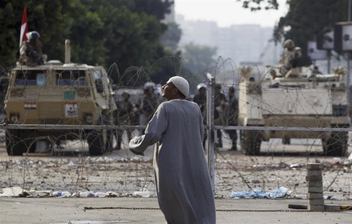 Un manifestante a favor del derrocado presidente egipcio Mohamed Mursi camina ce