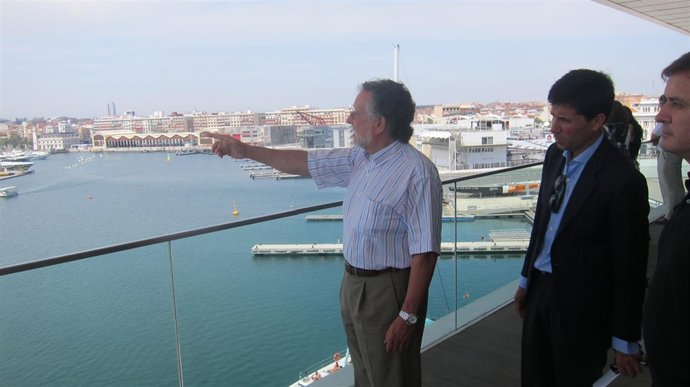 Grau y Landecho en la terraza de Veles e Vents de la zona de la Marina Real