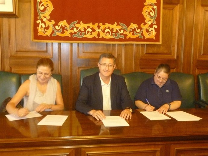 Firma del acuerdo de cesión de los Alfares de Teruel