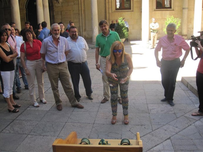  Isabel Carrasco Durante El Reparto De Material De Juegos Autóctonos
