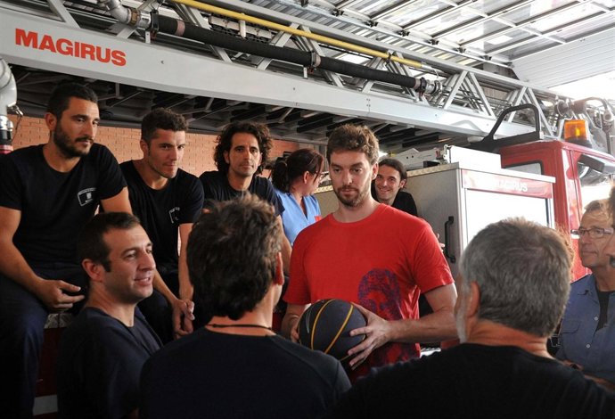 Pau Gasol visita las instalaciones del parque de Bomberos de L'Hospitalet