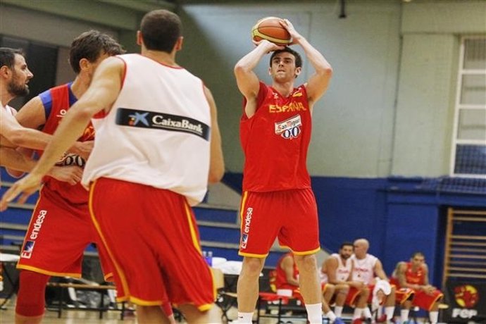 Víctor Claver lanza en un entrenamiento con la selección