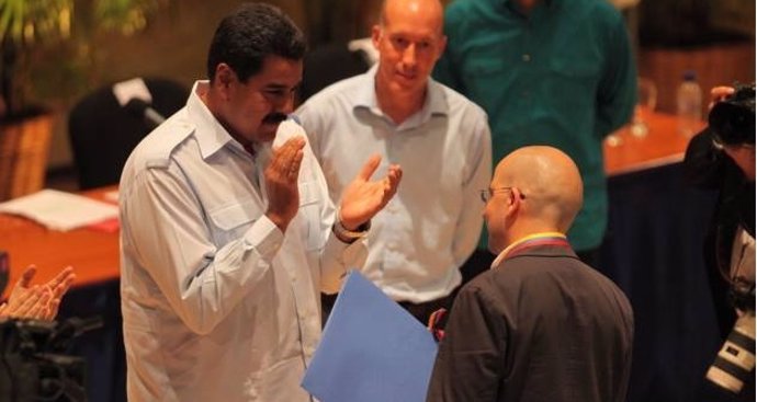 Maduro entrega premio de novela