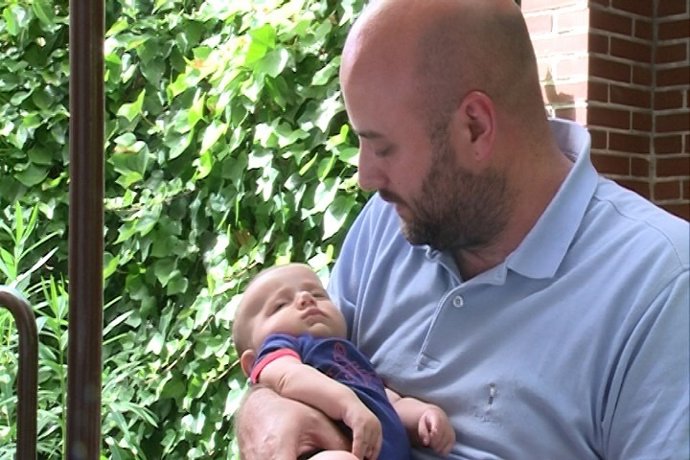 Eduardo Schell con su hijo Mateo, el cual necesita un transplante de médula