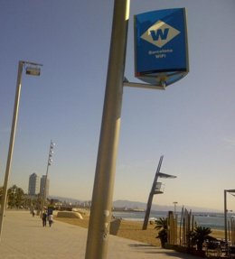 Punto de conexión wifi en una playa de Barcelona