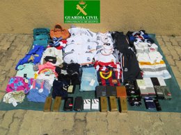 Efectos intervenidos a los detenidos en la AP-6, en Segovia