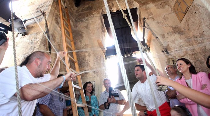 Català visita obserav el toque manual de campanas en Albaida