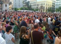 Centenares de personas se concentran en Valencia para acompañar el dolor por las víctimas del metro y el tren de Angrois