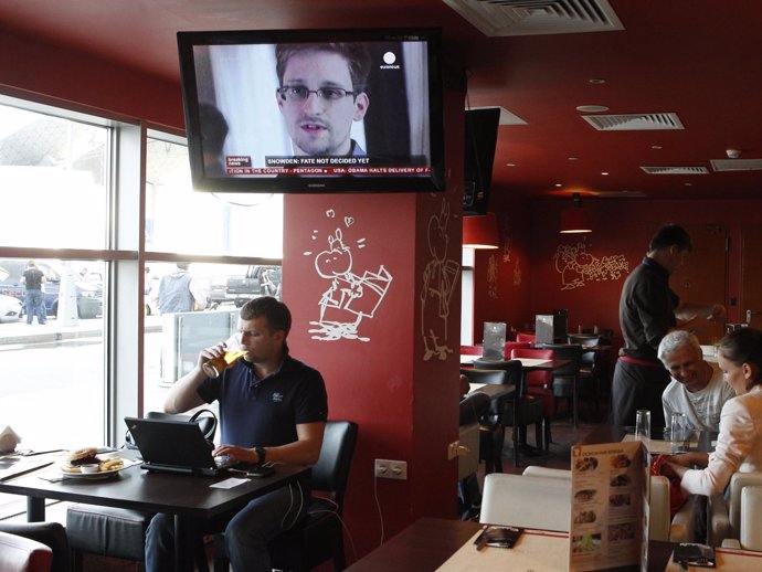 Nueva imagen de Snowden en aeropuerto Moscú