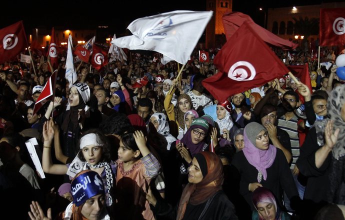 Miles de tunecinos marchan al grito de 'No a los golpes, sí a las elecciones' 