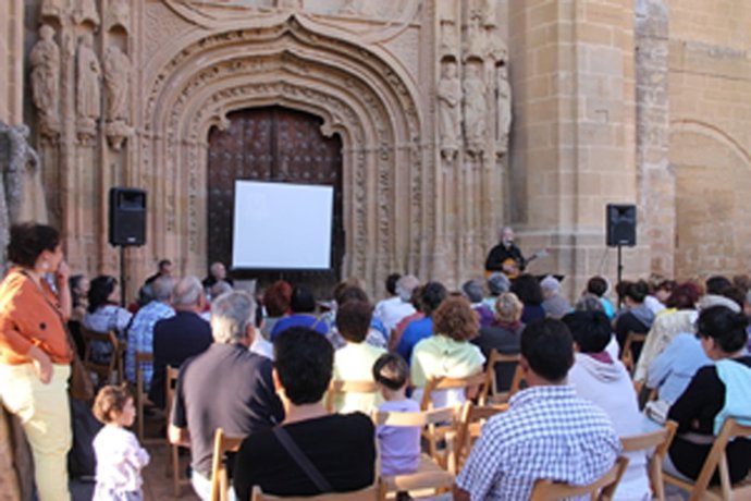 Actuación de la Trébede riojana en Ábalos