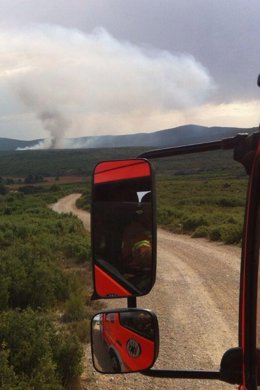 Una dotación de bomberos de camino al incendio de Chiva 