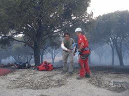 Evacúan a un hombre que sufrió quemaduras en el incendio de Cebreros