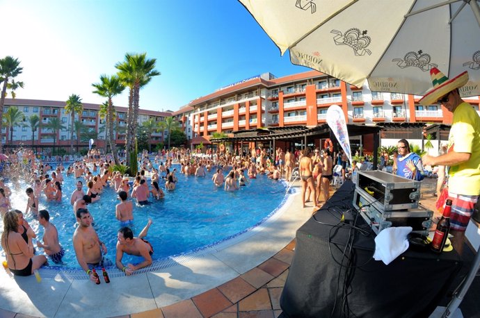 Fiesta en la piscina del Barceló de Isla Cristina