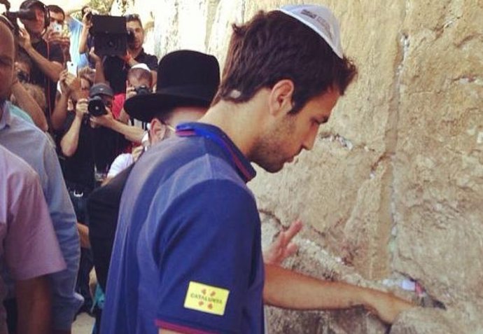 Cesc Fabregas ha visitado el muro de las lamentaciones y depositado un deseo