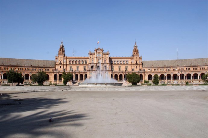 Vista frontal de la Plaza de España.
