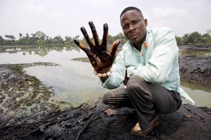 Muestra del vertido de Shell en el Delta del Niger (Nigeria)
