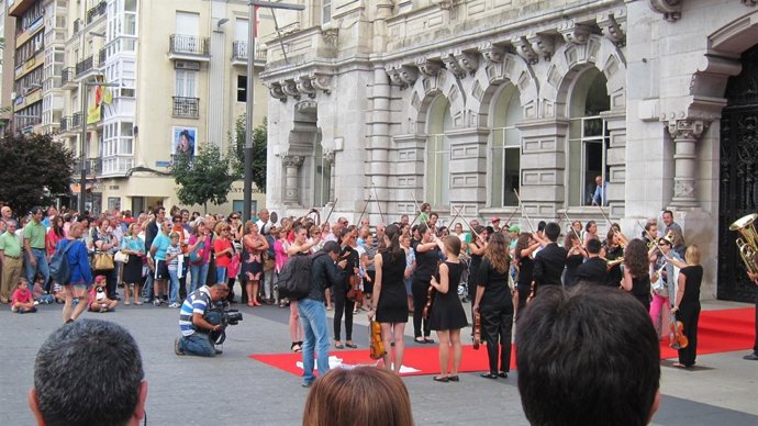 Acción de 'street marketing' de la Joven Orquesta de Cantabria en Santander