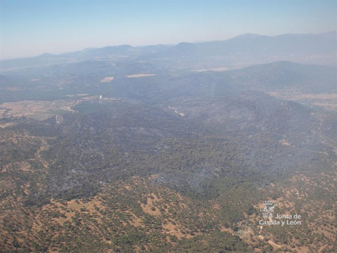 Imagen de este domingo del incendio que afecta a Cebreros (Ávila)