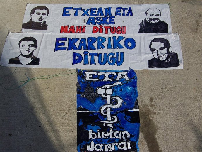 Pancartas retiradas por la Guardia Civil en Etxarri-Aranatz.
