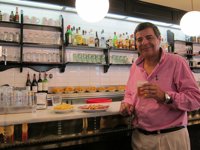 Disfrutar de la playa en familia y de una cerveza en una terraza, los "imprescindibles" de los españoles en verano