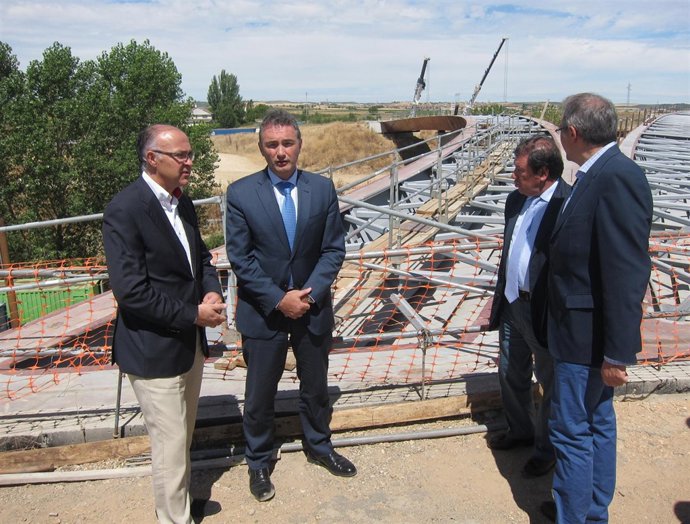 Visita de las autoridades a las obras de la VA-30 en las cercanías de la A-62