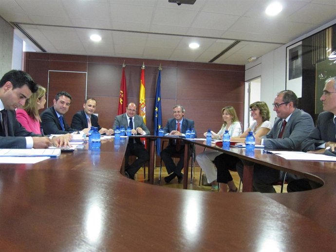 Imagen de Sánchez con los directores generales de su Consejería