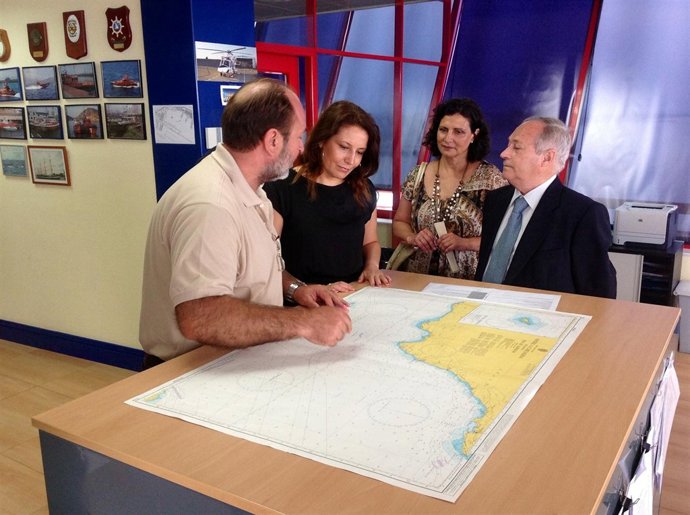 Crespo departe con  los responsables de Salvamento Marítimo en Almería